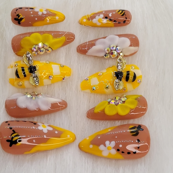 Yellow Bee Spring Nails - Picture 3 of 10
